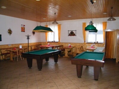Interiér restaurace se dvěma kulečníkovými stoly