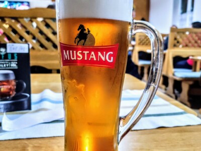 Sklenice piva Mustang
